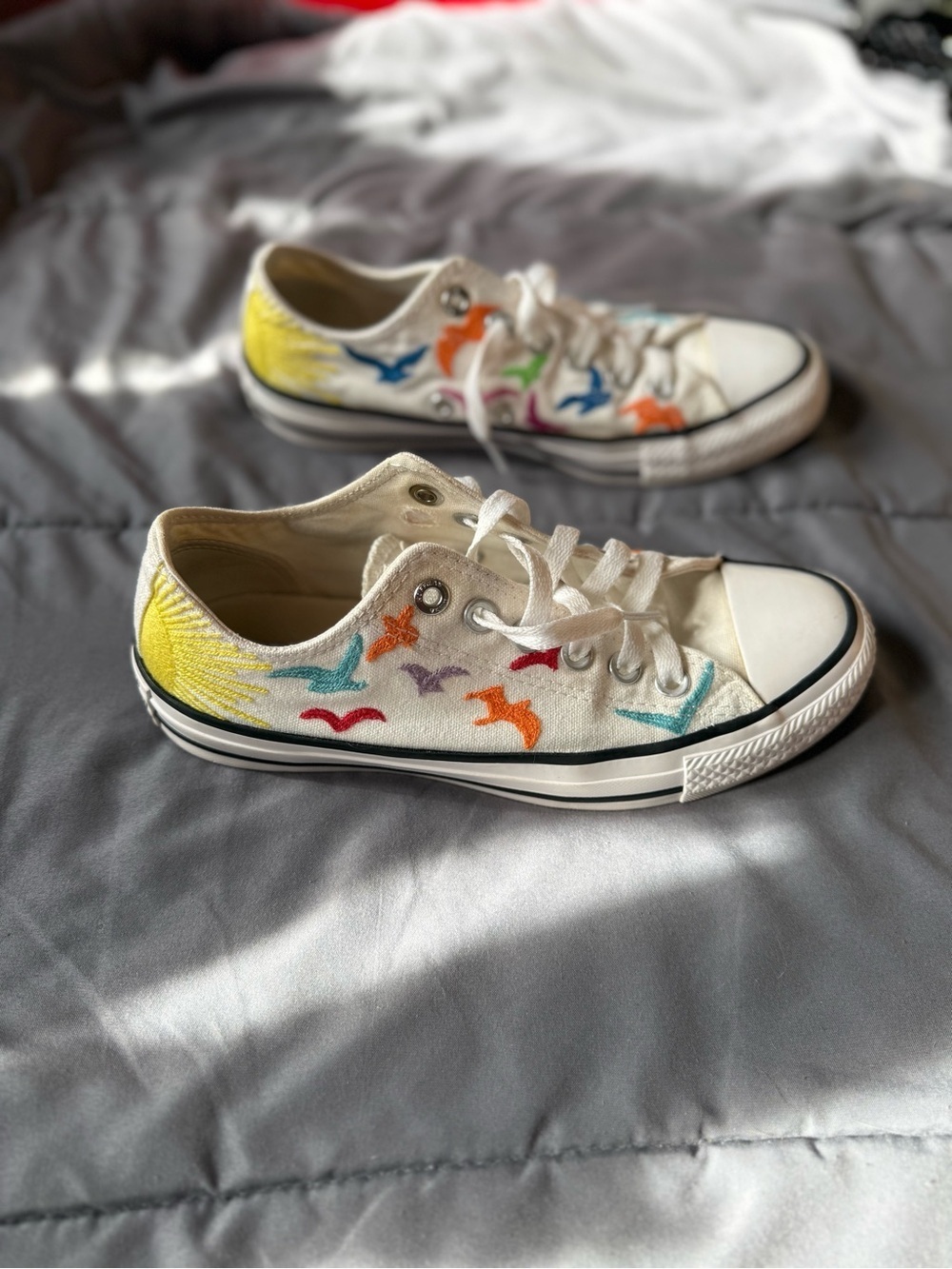 Converse White Low-Top Sneakers with Multicolor Bird Embroidery - Picture 2 of 11